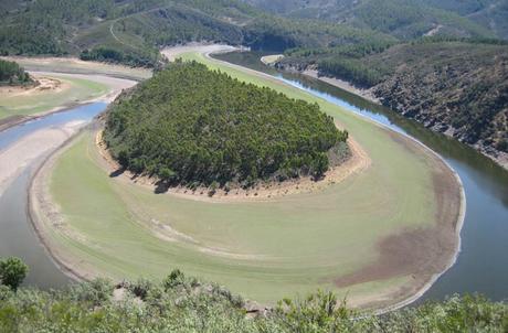 El Meandro Melero, joya caprichosa de la naturaleza El Meandro Melero, sin apenas caudal por el Alagón, en agosto de 2011