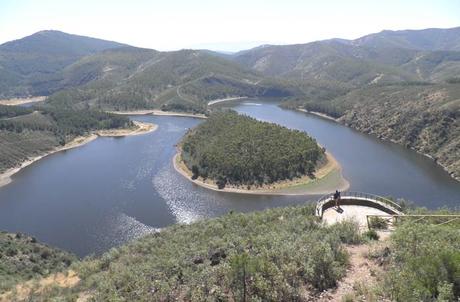 El Meandro Melero, joya caprichosa de la naturaleza Meandro Melero y parte del mirador de La Antigua