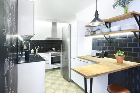 Azulejo tipo metro en la cocina. Espacios urbanos black metro brick