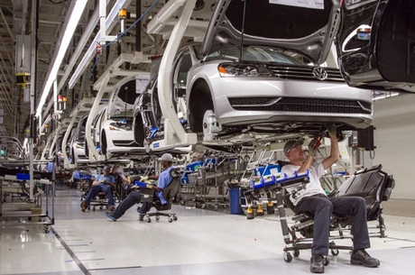 MUERE UN TRABAJADOR EN UNA FÁBRICA DE VOLKSWAGEN EN ALEMANIA EN UN ACCIDENTE CON UN ROBOT Screen Shot 2015-07-03 at 12.11.11 AM