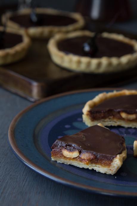 Tartaletas de avellanas, caramelo y chocolate Tartaletas de avellanas, caramelo y chocolate