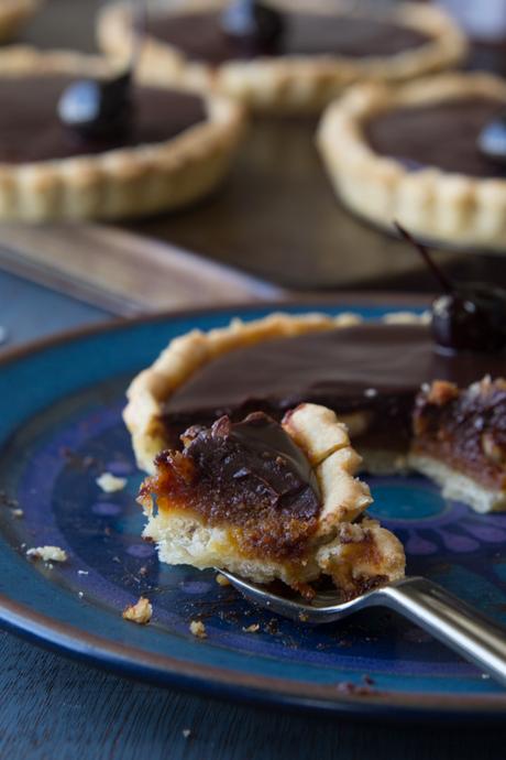Tartaletas de avellanas, caramelo y chocolate Tartaletas de avellanas, caramelo y chocolate
