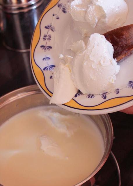 Helado de queso y compota de cerezas