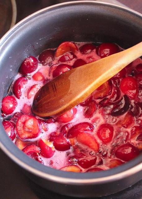 Helado de queso y compota de cerezas