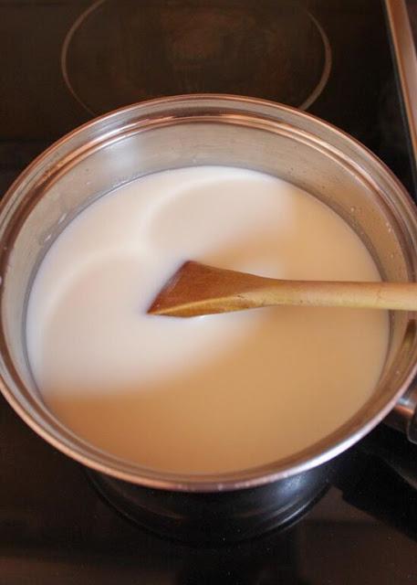 Helado de queso y compota de cerezas