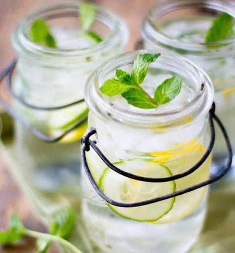 Agua infusionada con limón, menta y pepino