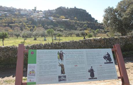 Senda del Duero: Pinilla-Fermoselle Panel informativo con Fermoselle al fondo