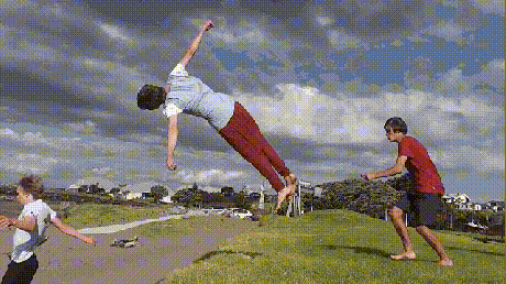 GIF_223397_la_tipica_tarde_que_pasas_con_tus_colegas_haciendo_saltos_acrobaticos_en_bucle