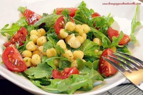 Ensalada de garbanzos, rúcula y tomates cherry con vinagreta de anchoas Ensalada de garbanzos, rúcula y tomates cherry con vinagreta de anchoas