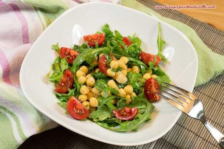 Ensalada de garbanzos, rúcula y tomates cherry con vinagreta de anchoas Ensalada de garbanzos, rúcula y tomates cherry con vinagreta de anchoas