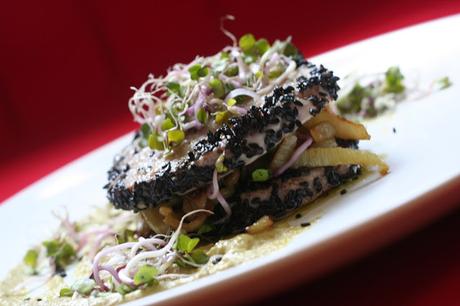 Medallones de Atún con Hinojo Pochado y Salsa de Pimiento Verde Frito Medallones de Atún con Hinojo Pochado y Salsa de Pimiento Verde Frito