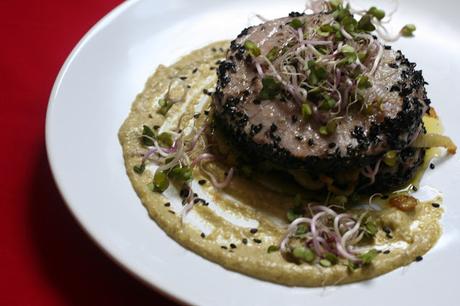 Medallones de Atún con Hinojo Pochado y Salsa de Pimiento Verde Frito Medallones de Atún con Hinojo Pochado y Salsa de Pimiento Verde Frito