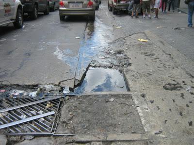 EL RECREO - SECTOR CHACAITO DEL BULEVAR SABANA GRANDE SIGUEN BOTANDO BASURA A DESHORA EN LAS CALLES