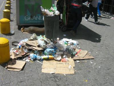 EL RECREO - SECTOR CHACAITO DEL BULEVAR SABANA GRANDE SIGUEN BOTANDO BASURA A DESHORA EN LAS CALLES