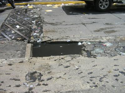 EL RECREO - SECTOR CHACAITO DEL BULEVAR SABANA GRANDE SIGUEN BOTANDO BASURA A DESHORA EN LAS CALLES