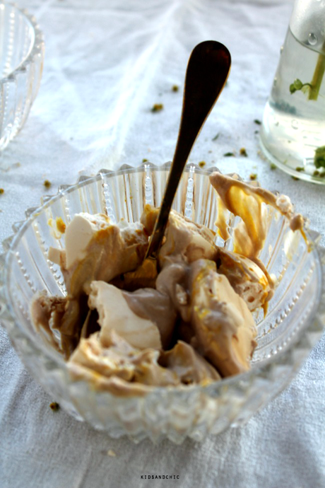 Helado de chocolate cremoso al azafrán