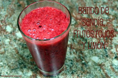 Batido de sandía, frutos rojos y limón