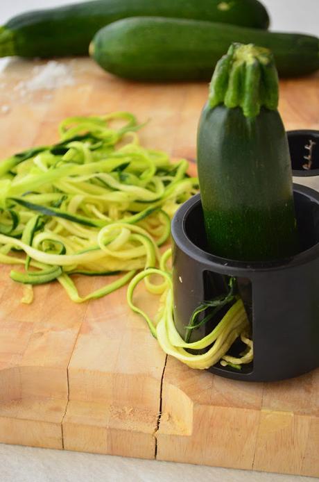 Espaguetis de calabazin con cebolla y tocineta Espaguetis de calabazin con cebolla y tocineta