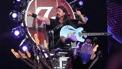 Foo Fighters vuelven a los escenarios con Dave Grohl sentado en un Trono de Hierro (de guitarras)