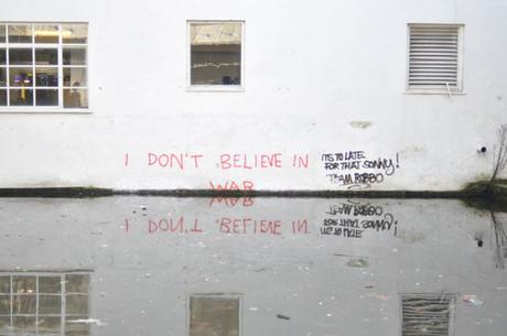 I don’t believe in global warming, solo es que me muero de calor banksy vs Rothko graffiti camden london