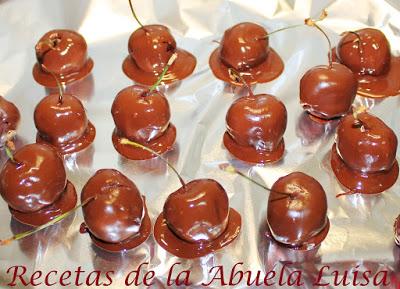 TARTALETAS DE CEREZAS CHOCOLATE Y CREMA DE QUESO