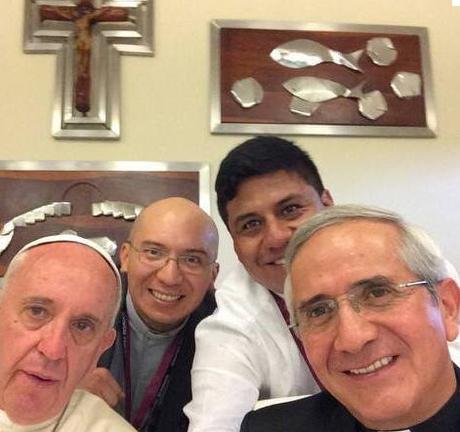 ¿Por qué hoy es feriado en Ecuador? SELFIE PAPAL. Así fue el almuerzo del papa Francisco con sus hermanos jesuitas en el colegio Javier. La foto fue publicada en el Facebook de la Unidad Educativa Borja - Pastoral