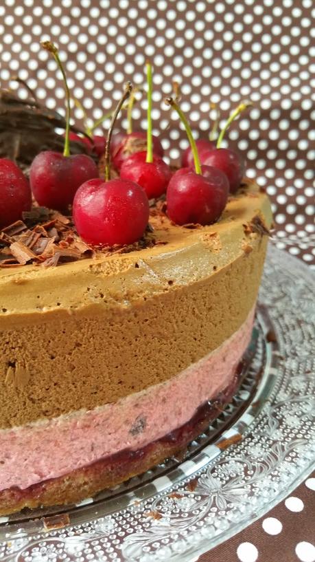 TARTA DE MOUSSE DE CEREZAS Y CHOCOLATE