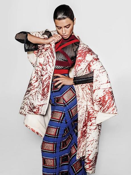 Adriana Lima posa con estampados gráficos para Vogue Mexico