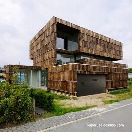 La casa cubre gran superficie en tres niveles Villa Welpeloo vista en perspectiva en Holanda