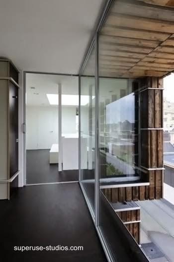 Una imagen que expone características de terminación de adentro y afuera Villa Welpeloo en Holanda vista del interior y abertura