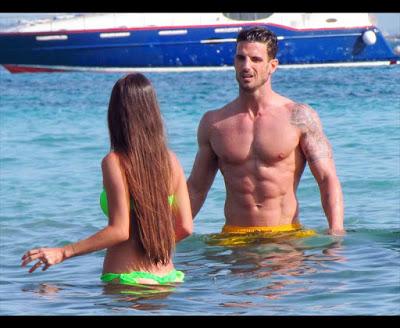 Aitor Ocio y su chica se lo pasan de vicio en Ibiza