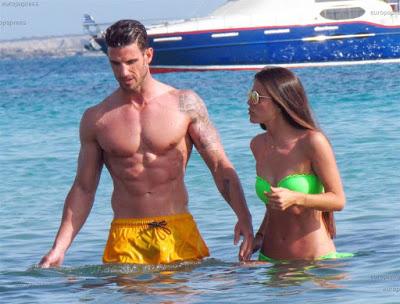 Aitor Ocio y su chica se lo pasan de vicio en Ibiza