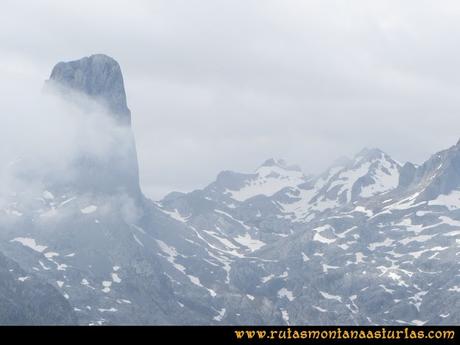 Ruta Tielve Peña Maín: Vista del Urriellu Ruta Tielve Peña Maín: Vista del Urriellu