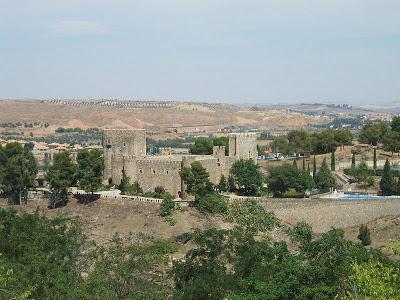 Por el Puente de Alcántara hacia San Servando, Toledo