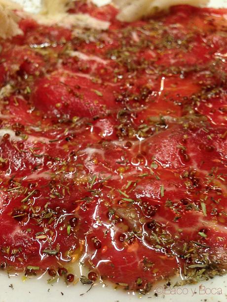 Carpaccio de ternera de vaca vieja con vinagreta de mostaza Tapatxi Baco y Boca