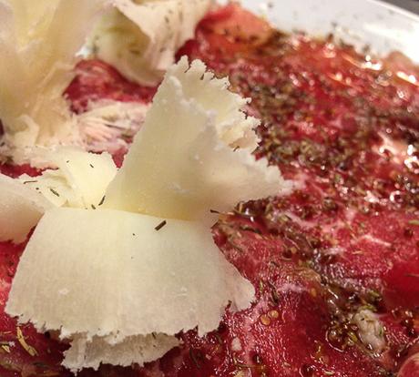 parmesano Carpaccio de ternera de vaca vieja con vinagreta de mostaza Tapatxi Baco y Boca