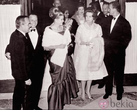 Grace de Mónaco Rainiero y Grace de Mónaco con los Reyes Juan Carlos y Sofía y Frank Sinatra en 1962