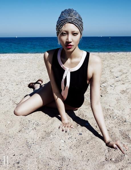 Soo Joo Park inaugura la temporada de baño con una editorial para W Korea Soo Joo Park inaugura la temporada de baño con una editorial para W Korea