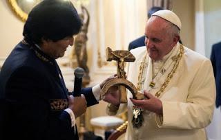 Arremete el Papa Francisco en Bolivia contra el consumismo