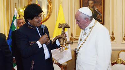 Sobre crucifijo con la hoz y el martillo que Papa Francisco recibió de Evo.