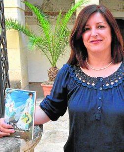 La escritora ilicitana Maribel Romero Soler con un ejemplar de 