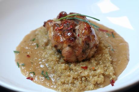 Contramuslos Asados con Salsa de Paraguayas y Quínoa Contramuslos Asados con Salsa de Paraguayas y Quínoa