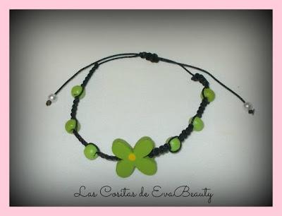 Mis manualidades: Pulseras con abalorios de madera y flores de resina. Mis manualidades: Pulseras con abalorios de madera y flores de resina.