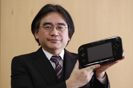 Fallece Satoru Iwata, CEO de Nintendo Nintendo Co's President Iwata poses with company's Wii U gaming controller at company headquarters after an interview with Reuters in Kyoto
