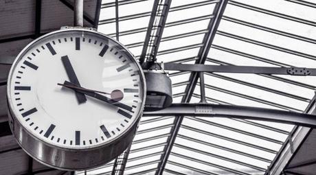 Cuándo aumentar la base de cotización de un autónomo reloj estación