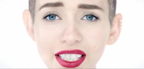 Drake imita a Oprah, Miley o Justin Bieber en el vídeoclip de ‘Energy’ drake-miley