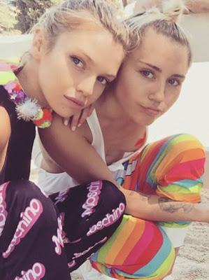 Miley Cyrus y Stella Maxwell juntas Miley Cyrus y Stella Maxwell juntas