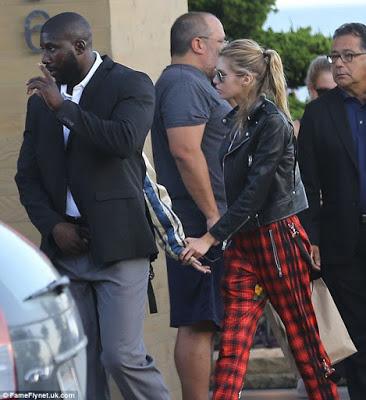 Miley Cyrus y Stella Maxwell juntas Miley Cyrus y Stella Maxwell juntas