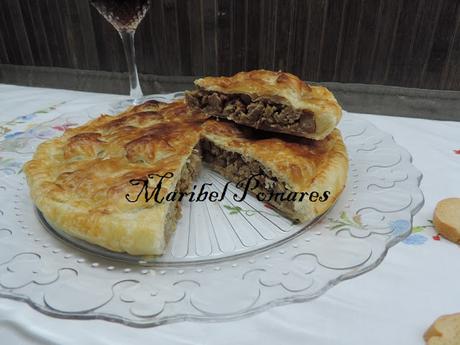 Empanada de hojaldre y carne.