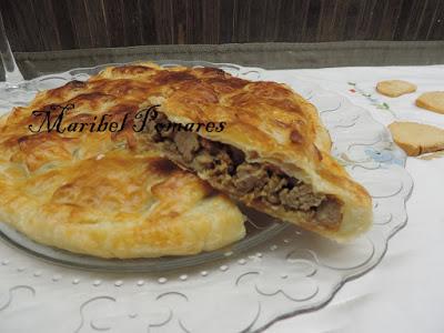 Empanada de hojaldre y carne.